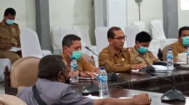 Sekda Sikka Adrianus Firminus menyampaikan perkembangan proses refocusing kepada Banggar DPRD Sikka, Senin (15/3)
