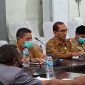 Sekda Sikka Adrianus Firminus menyampaikan perkembangan proses refocusing kepada Banggar DPRD Sikka, Senin (15/3)
