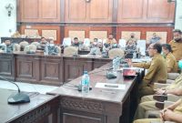 Suasana rapat anggaran antara  Banggar DPRD Sikka dan TAPD, Senin (15/3)