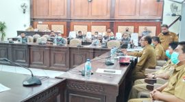 Suasana rapat anggaran antara  Banggar DPRD Sikka dan TAPD, Senin (15/3)