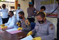 Wakapolres Sikka sedang memberikan keterangan pers terkait pengungkapan tindak pidana narkotika, Selasa (16/3)