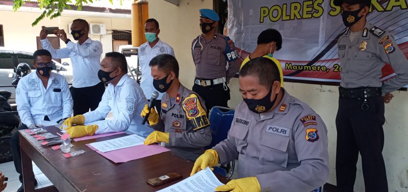 Wakapolres Sikka sedang memberikan keterangan pers terkait pengungkapan tindak pidana narkotika, Selasa (16/3)