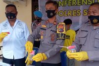 Wakapolres Sikka (tengah) didampingi Kasat Narkoba dan Kasubbag Humas memperlihatkan barang bukti kasus narkotika jenis sabu-sabu, Selasa (16/3)