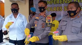 Wakapolres Sikka (tengah) didampingi Kasat Narkoba dan Kasubbag Humas memperlihatkan barang bukti kasus narkotika jenis sabu-sabu, Selasa (16/3)