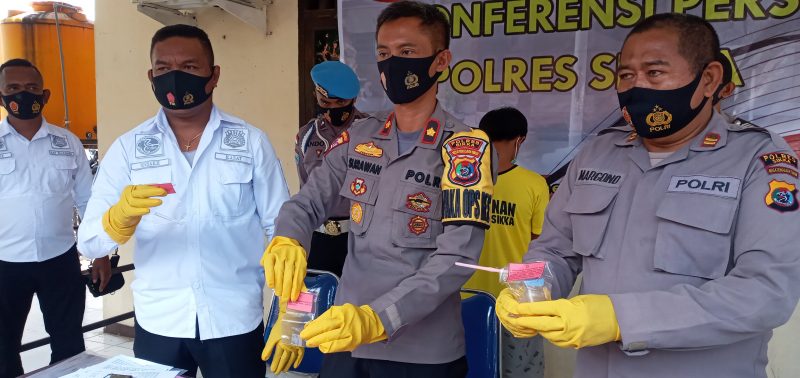 Wakapolres Sikka (tengah) didampingi Kasat Narkoba dan Kasubbag Humas memperlihatkan barang bukti kasus narkotika jenis sabu-sabu, Selasa (16/3)