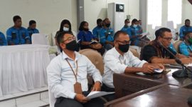 Dua perwakilan PT PLN (Persero) FBT (paling kiri) saat RDP bersama Komisi 3 DPRD Sikka, Selasa (16/3)