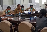 Sekda Sikka saat rapat anggaran bersama Banggar DPRD Sikka, Senin (22/3)