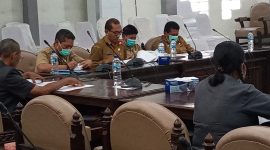 Sekda Sikka saat rapat anggaran bersama Banggar DPRD Sikka, Senin (22/3)