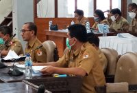 Sekda Sikka Adrianus Firminus Pareira sedang menyampaikan hasil proses refocusing kepada Banggar DPRD Sikka, Senin (22/3)