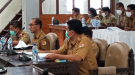 Sekda Sikka Adrianus Firminus Pareira sedang menyampaikan hasil proses refocusing kepada Banggar DPRD Sikka, Senin (22/3)