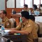 Sekda Sikka Adrianus Firminus Pareira sedang menyampaikan hasil proses refocusing kepada Banggar DPRD Sikka, Senin (22/3)