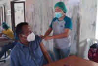Ketua DPRD Sikka Donatus David menjalani vaksinasi gelombang kedua, Rabu (24/3)