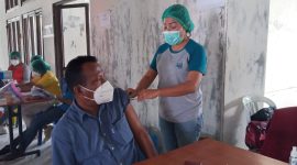 Ketua DPRD Sikka Donatus David menjalani vaksinasi gelombang kedua, Rabu (24/3)