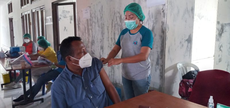Ketua DPRD Sikka Donatus David menjalani vaksinasi gelombang kedua, Rabu (24/3)