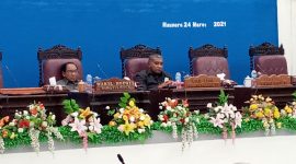 Wakil Bupati Sikka Romanus Woga yang juga adalah Ketua Nasdem Sikka menghadiri paripurna pemandangan umum fraksi, Rabu (24/3) malam