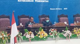 Wabup Sikka Romanus Woga pada sidang paripurna di DPRD Sikka, Jumat (26/3) malam