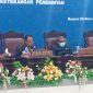 Wabup Sikka Romanus Woga pada sidang paripurna di DPRD Sikka, Jumat (26/3) malam
