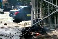 Tampak seperti ada korban yang terkapar di depan Gereja Katedral Makasar akibat dugaan bom bunuh diri, Minggu (28/3) (foto: istimewa)

