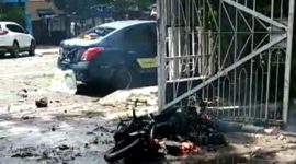 Tampak seperti ada korban yang terkapar di depan Gereja Katedral Makasar akibat dugaan bom bunuh diri, Minggu (28/3) (foto: istimewa)
