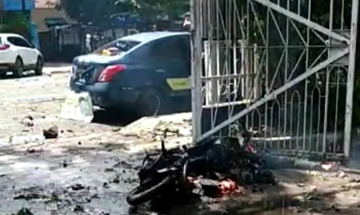 Tampak seperti ada korban yang terkapar di depan Gereja Katedral Makasar akibat dugaan bom bunuh diri, Minggu (28/3) (foto: istimewa)
