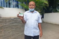 Hendrikus Muli menunjukkan KIS