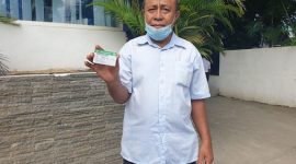 Hendrikus Muli menunjukkan KIS