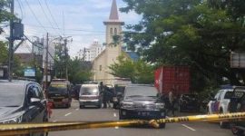 Polisi membentang garis polisi di depan Gereja Katedral Makasar, Minggu (28/3) (foto: istimewa)