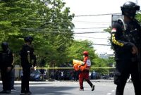 Suasana di depan Gereja Katedral Makasar, paskah bom bunuh diri, Minggu (28/3) (foto: istimewa)