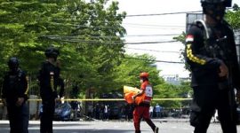 Suasana di depan Gereja Katedral Makasar, paskah bom bunuh diri, Minggu (28/3) (foto: istimewa)