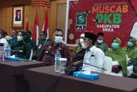 Bupati Sikka sedang berbincang dengan Ketua PKB Sikka saat Muscab PKB di Hotel Sylvia Maumere, Kamis (11/1) (foto: istimewa)