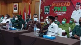 Bupati Sikka sedang berbincang dengan Ketua PKB Sikka saat Muscab PKB di Hotel Sylvia Maumere, Kamis (11/1) (foto: istimewa)