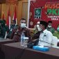 Bupati Sikka sedang berbincang dengan Ketua PKB Sikka saat Muscab PKB di Hotel Sylvia Maumere, Kamis (11/1) (foto: istimewa)