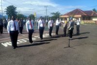 Penyerahan piagam penghargaan kepada Tim Buser Polres Flotim, Senin (1/3) (foto: istimewa)