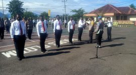 Penyerahan piagam penghargaan kepada Tim Buser Polres Flotim, Senin (1/3) (foto: istimewa)