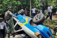 Mobil Patwal yang mengawal kunjungan kerja Bupati Sikka dalam posisi terbalik, Selasa (2/3) (foto: istimewa)