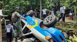 Mobil Patwal yang mengawal kunjungan kerja Bupati Sikka dalam posisi terbalik, Selasa (2/3) (foto: istimewa)
