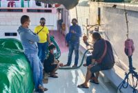 Anggota Satnarkoba Sikka tengah menginterogasi IS, terduga tersangka kepemilikan sabu-sabu, Jumat (5/3) dinihari (foto: istimewa)