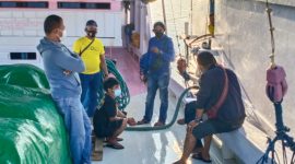 Anggota Satnarkoba Sikka tengah menginterogasi IS, terduga tersangka kepemilikan sabu-sabu, Jumat (5/3) dinihari (foto: istimewa)