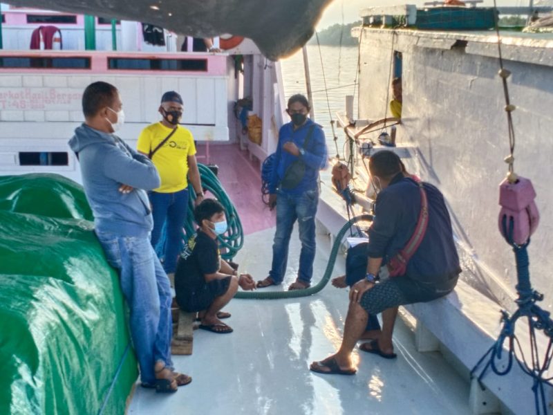 Anggota Satnarkoba Sikka tengah menginterogasi IS, terduga tersangka kepemilikan sabu-sabu, Jumat (5/3) dinihari (foto: istimewa)
