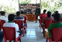 Pasi Ter Kodim Sikka Kapten Arm Edi Hermanto sedang membawakan materi Pembinaan Teritorial Terpadu Wawasan Kebangsaan, Senin (8/3) (foto: istimewa)