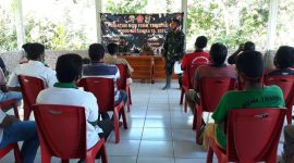 Pasi Ter Kodim Sikka Kapten Arm Edi Hermanto sedang membawakan materi Pembinaan Teritorial Terpadu Wawasan Kebangsaan, Senin (8/3) (foto: istimewa)