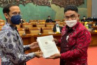Anggota Komisi X Fraksi PDIP Andreas Hugo Parera menyerahkan dokumen usulan penegerian Unipa Maumere kepada Mendikbud Nadiem Makarim, Rabu (10/3) (foto: istimewa)