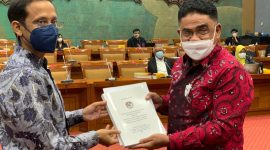 Anggota Komisi X Fraksi PDIP Andreas Hugo Parera menyerahkan dokumen usulan penegerian Unipa Maumere kepada Mendikbud Nadiem Makarim, Rabu (10/3) (foto: istimewa)