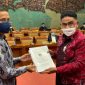 Anggota Komisi X Fraksi PDIP Andreas Hugo Parera menyerahkan dokumen usulan penegerian Unipa Maumere kepada Mendikbud Nadiem Makarim, Rabu (10/3) (foto: istimewa)