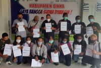 Sejumlah wartawan menunjukkan sertifikat usai menerima vaksin sinovac, Rabu (10/3), di Kantor Bupati Sikka (foto: istimewa)
