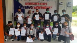 Sejumlah wartawan menunjukkan sertifikat usai menerima vaksin sinovac, Rabu (10/3), di Kantor Bupati Sikka (foto: istimewa)
