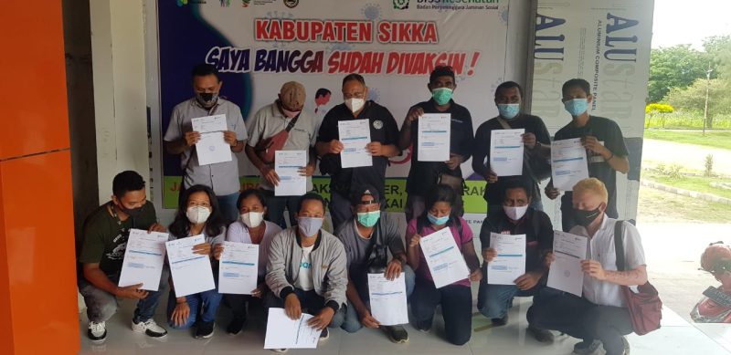 Sejumlah wartawan menunjukkan sertifikat usai menerima vaksin sinovac, Rabu (10/3), di Kantor Bupati Sikka (foto: istimewa)
