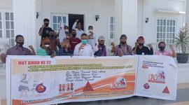 Aktifis masyarakat adat pose bersama Bupati Sikka di Lingkar Luar, Rabu (17/3) (foto: istimewa)