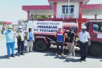 Launching operasi pasar pangkalan minyak tanah di Kantor PT Pertamina Maumere, Jumat (19/3)