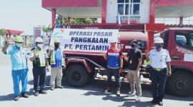 Launching operasi pasar pangkalan minyak tanah di Kantor PT Pertamina Maumere, Jumat (19/3)